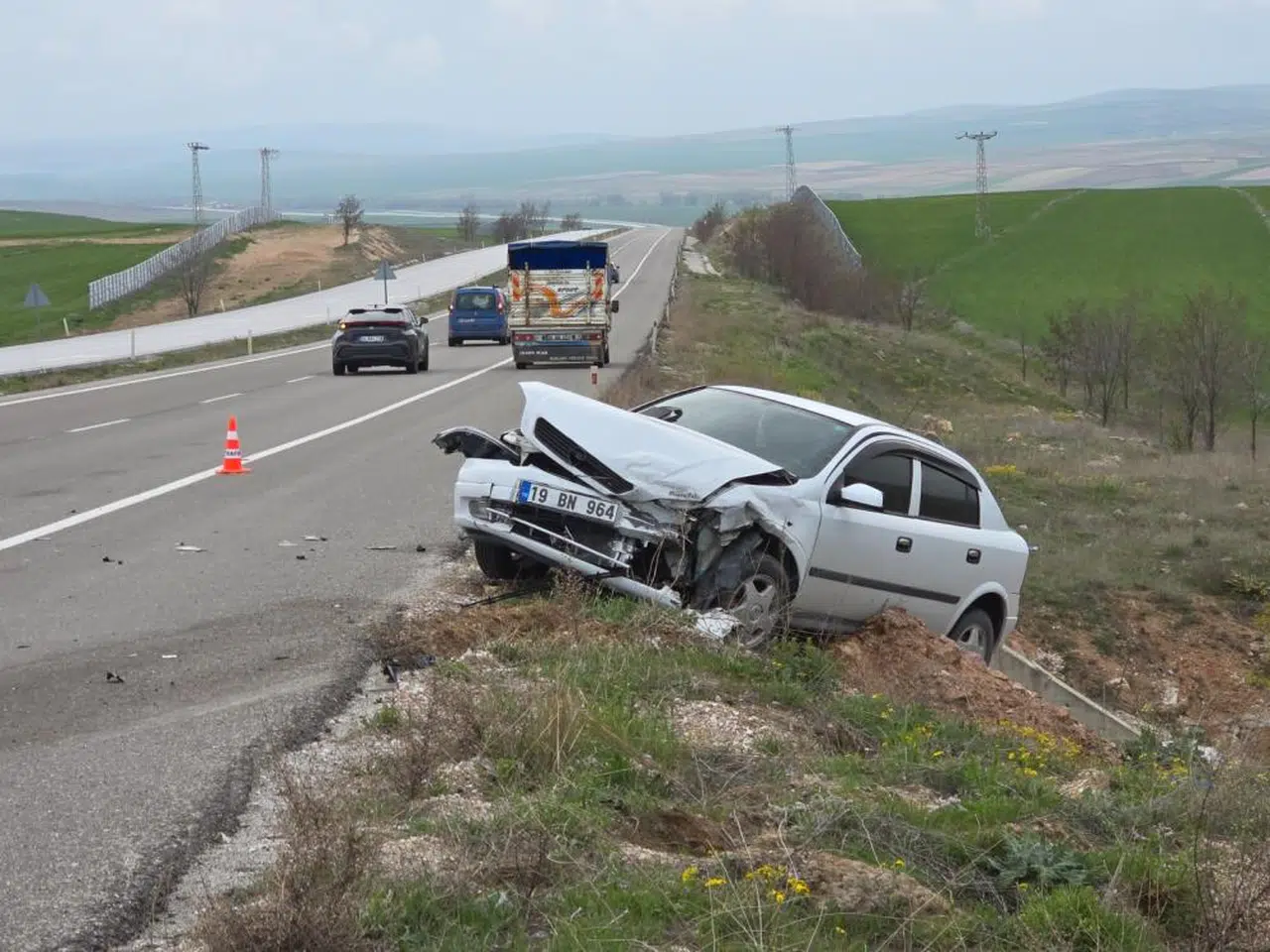 İki otomobil çarpıştı: 3 yaralı