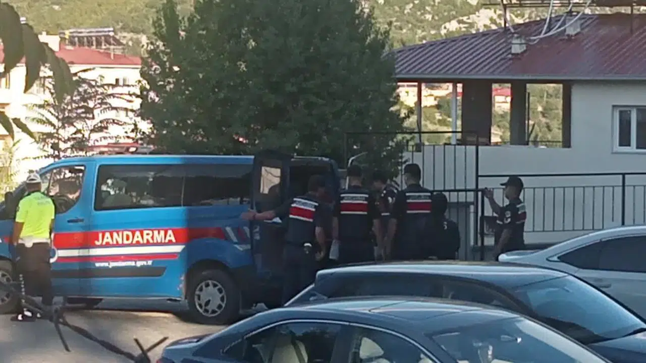 Şarkı söyleyip çobanı döven kardeşlere şok ceza