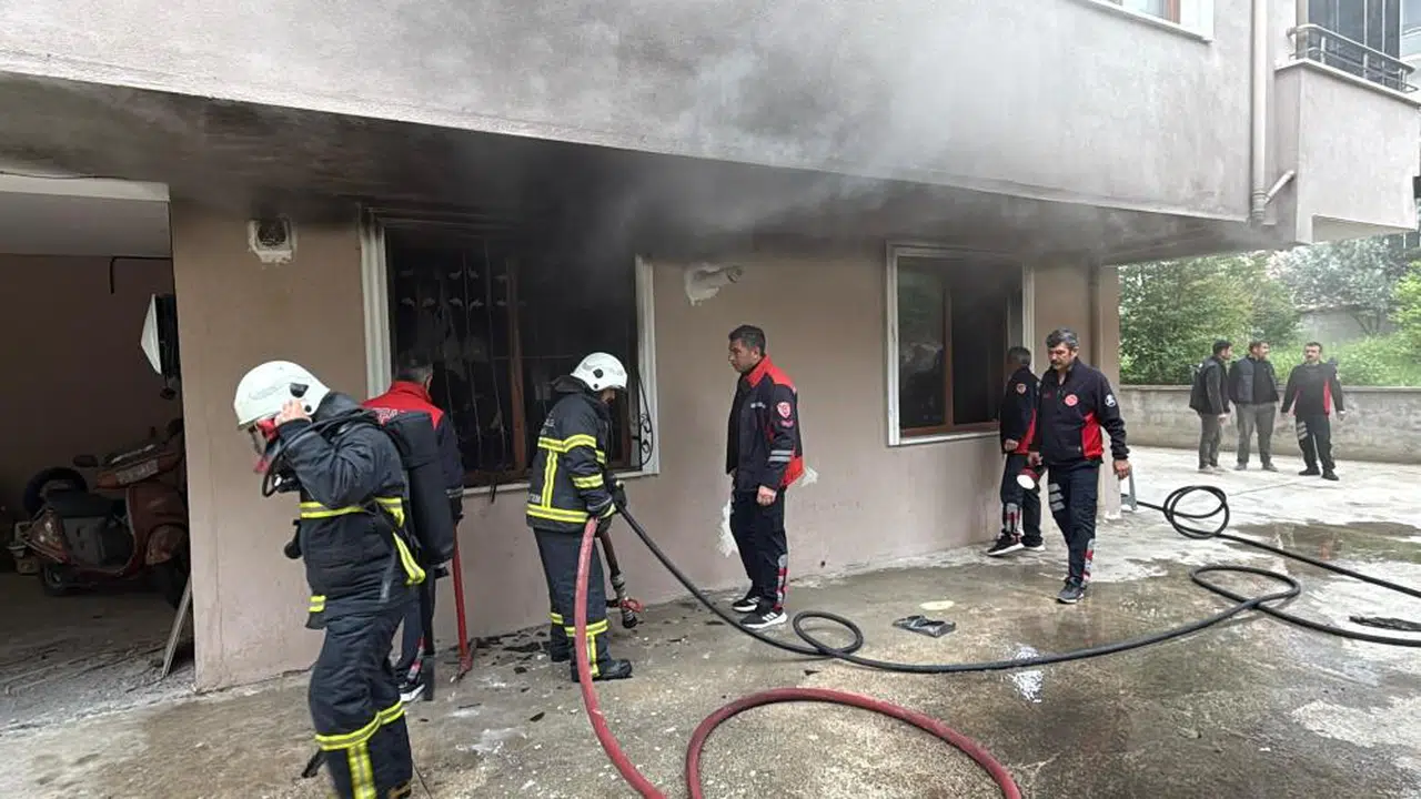 Çocukları yangından polisler kurtardı