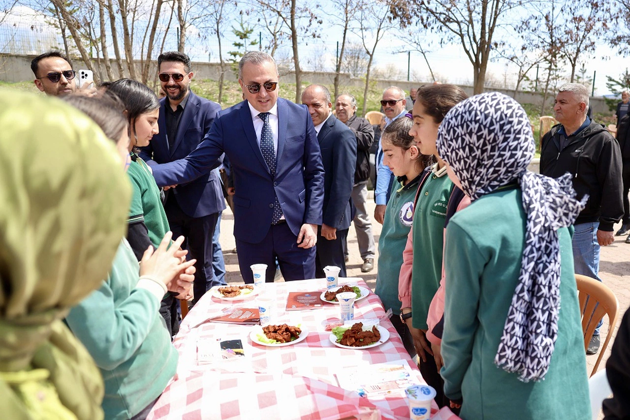 Başkan Uzun Bahar Şenliği'ne katıldı