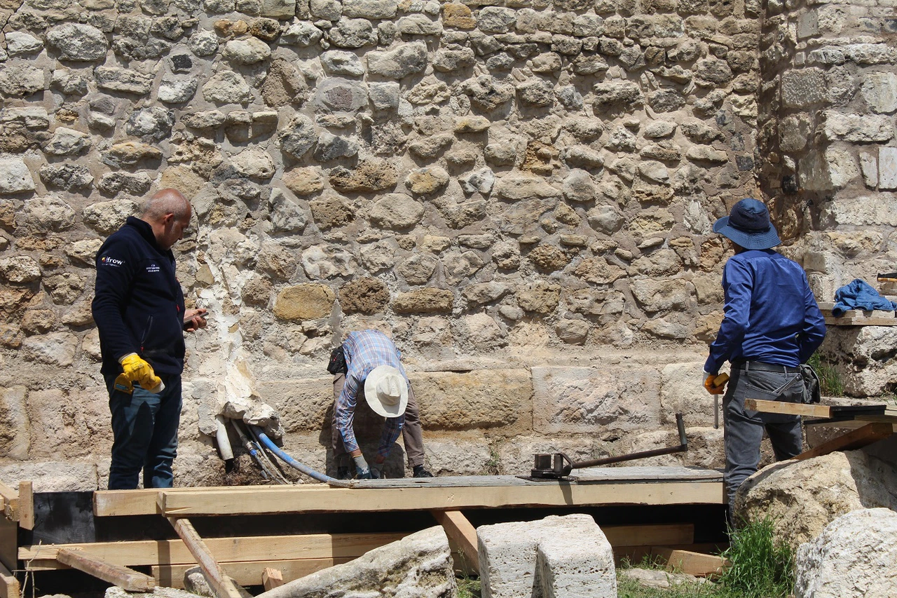 Sivas Çifte Minare'ye beton destek