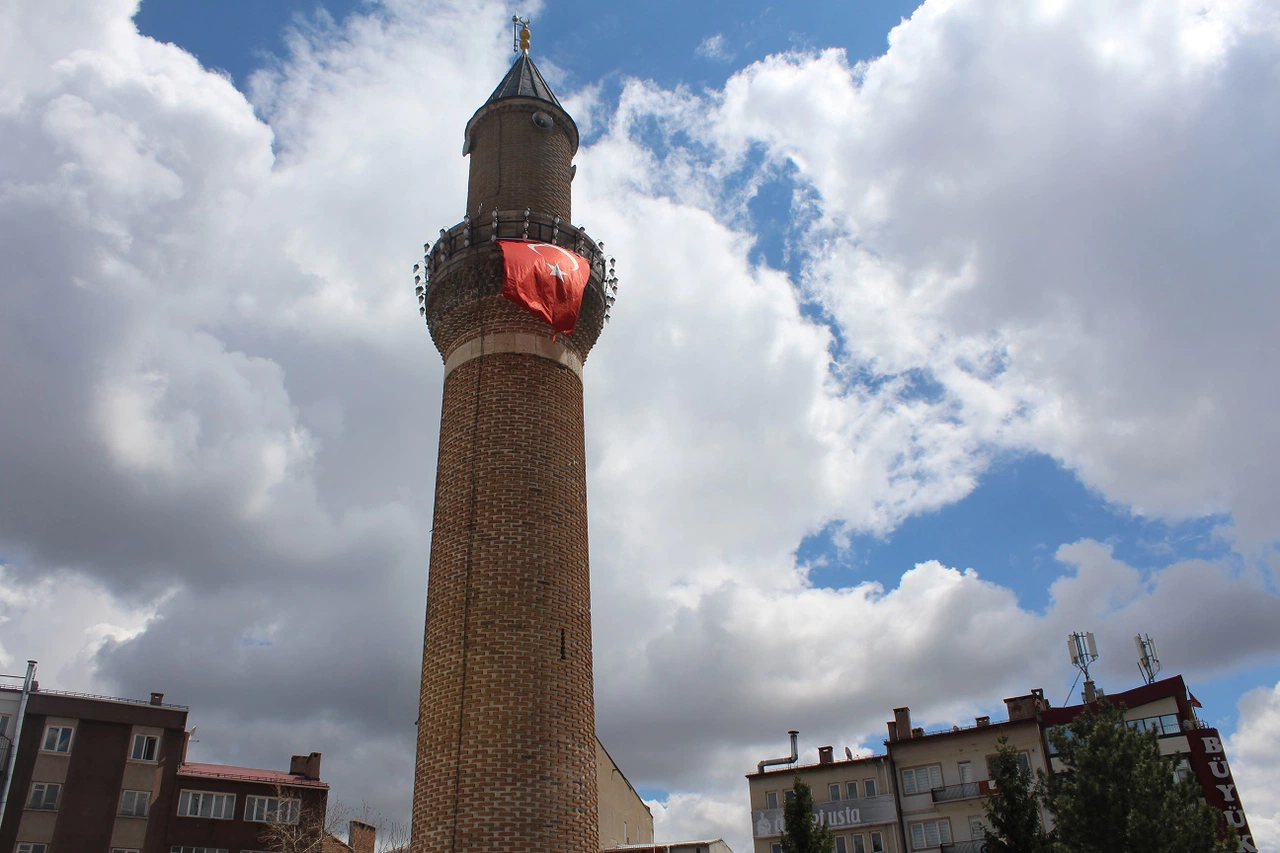 Bayram müjdesi gibi: Tarihi Meydan Cami yeniden doğdu