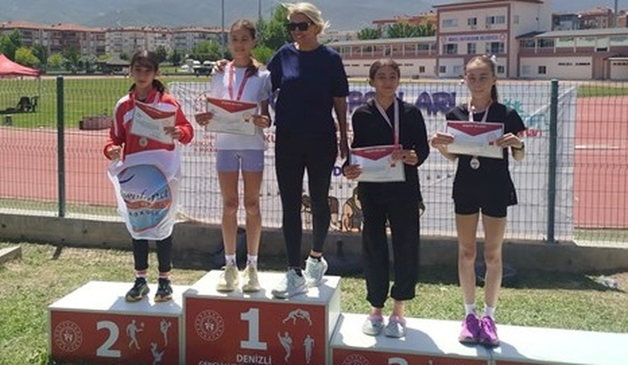 Sivaslı sporculardan atletizm başarısı