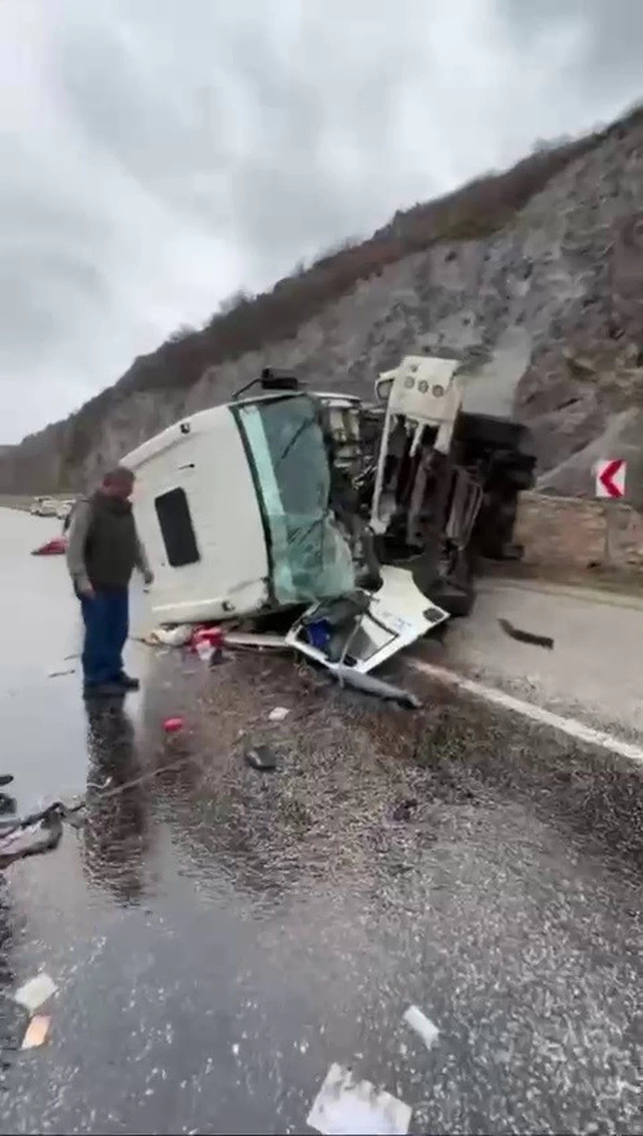 Sağanakta devrilen kamyondan yaralı kurtuldu