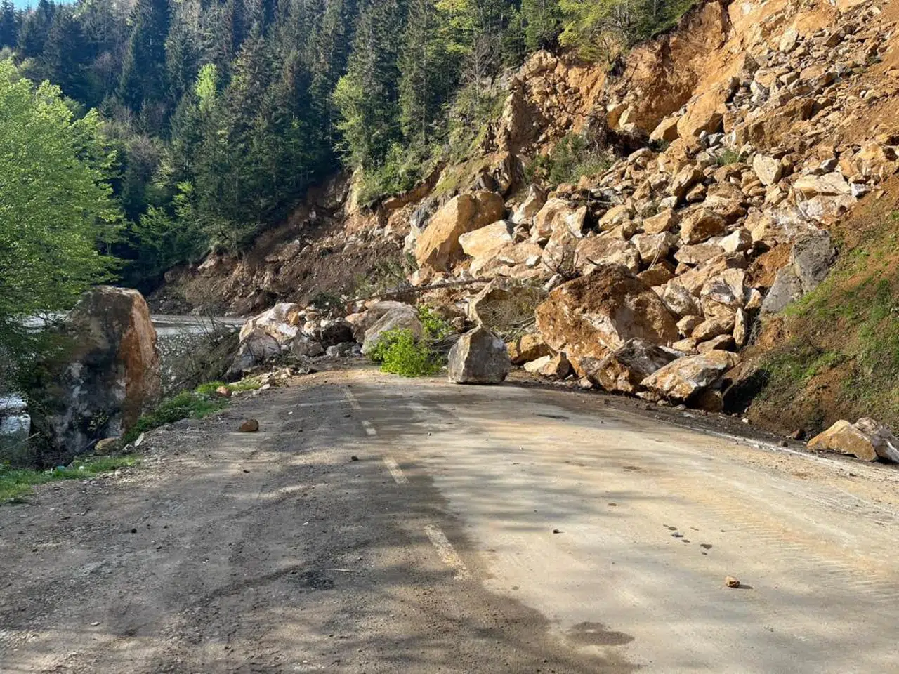 Komşuda heyelan oldu yol kapandı