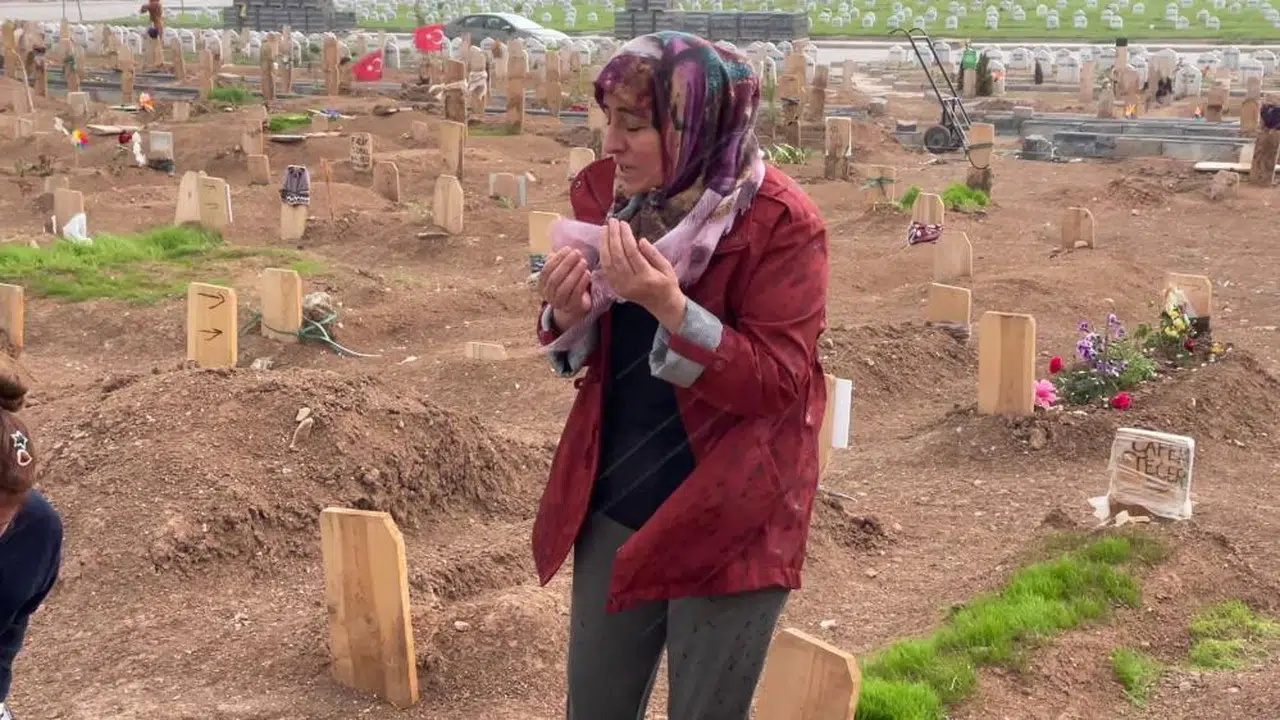 İki evladını yitiren anne anneler gününde mezarlıktaydı