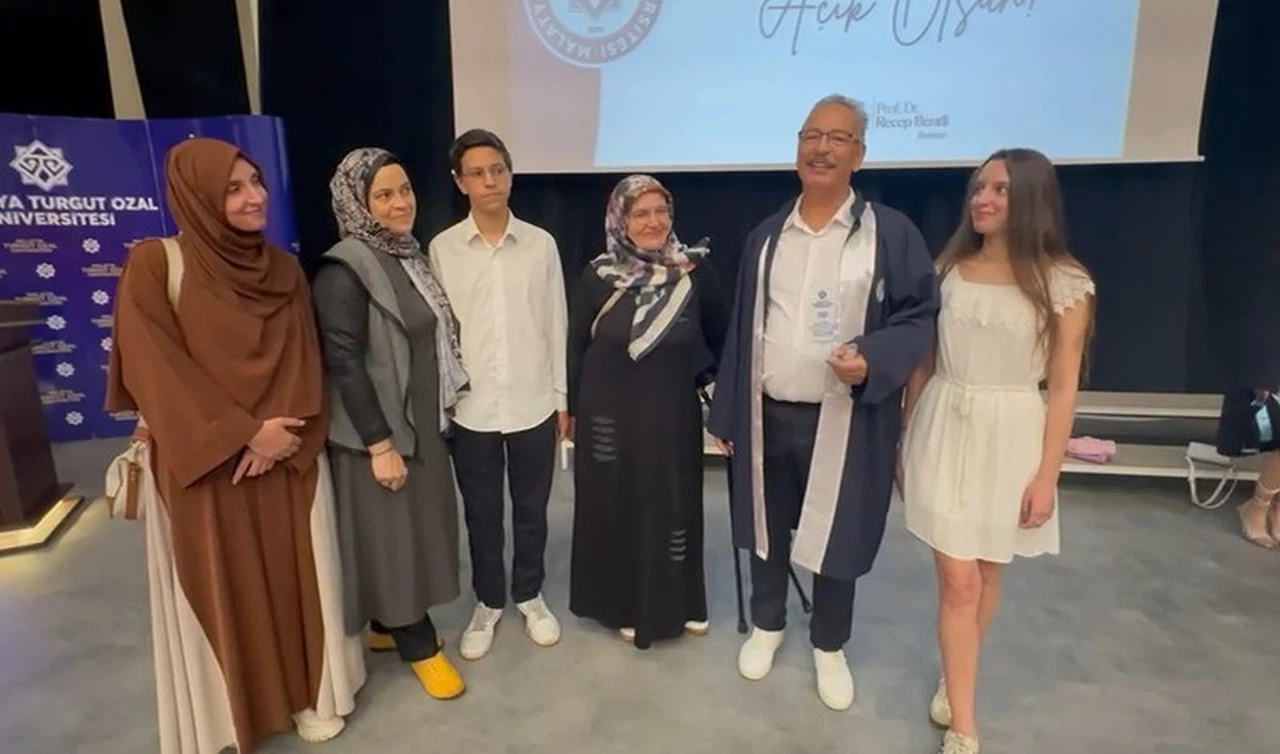 61 yaşında üniversiteyi birincilikle bitirdi