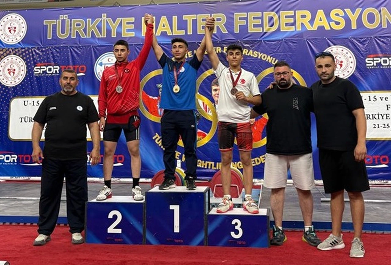 Sivaslı halterciler şampiyonluğu kaldırdılar