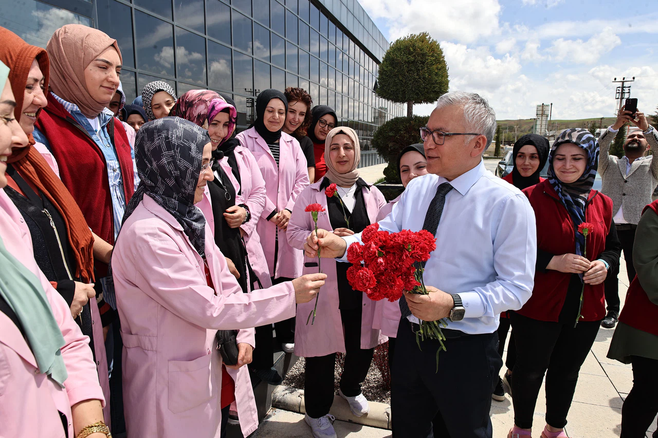 Vali Şimşek fabrika ziyaretleriyle işçilerle bir araya geldi