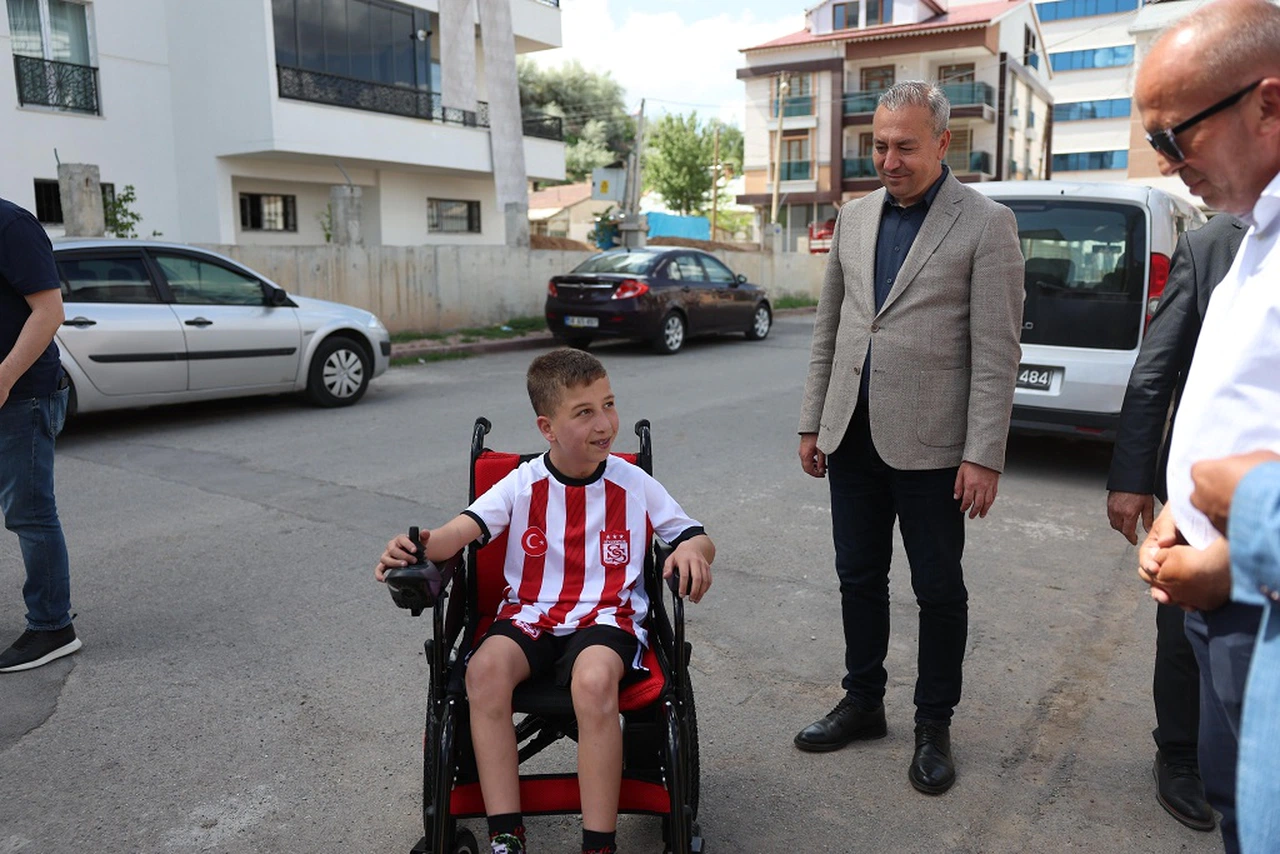 Minik Alparslan İstedi! Başkan Uzun Anında Çözdü!