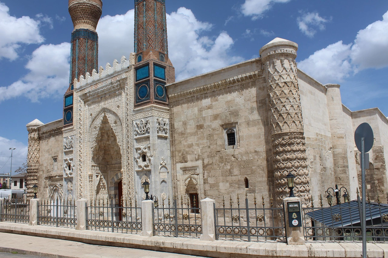 Sivas'ta taşın sanata dönüştüğü yer! Gök Medrese neden eşsiz?