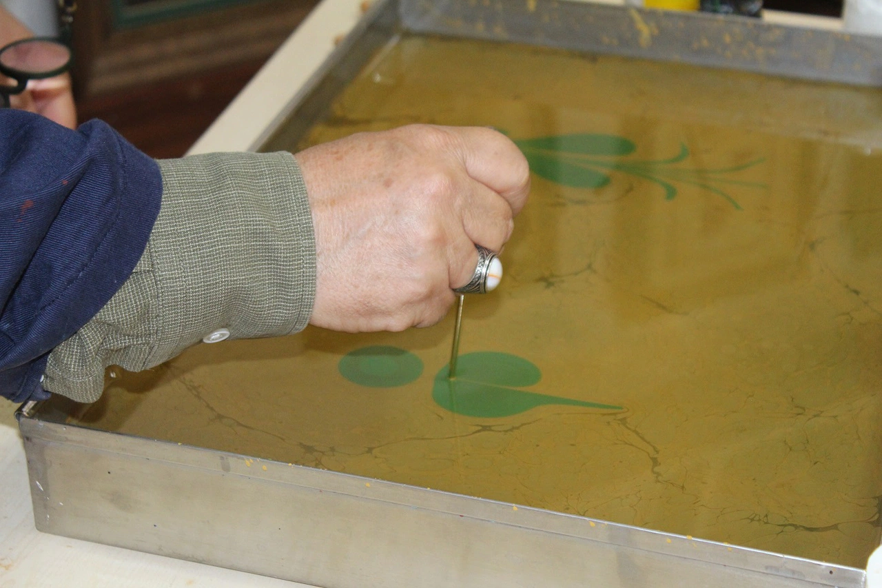 Sabırsız çağın sanatı: Ebru ile sabır terapisi