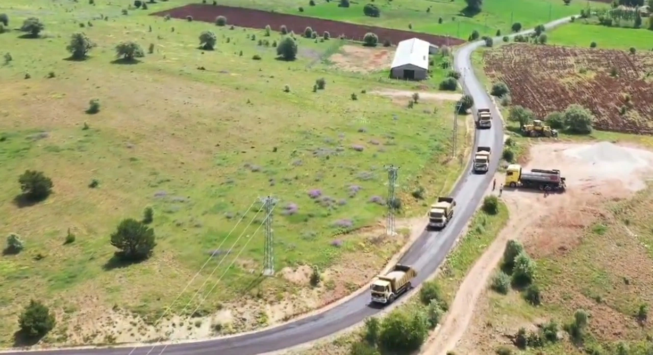 Köy yollarında asfalt çalışmaları hızlandı