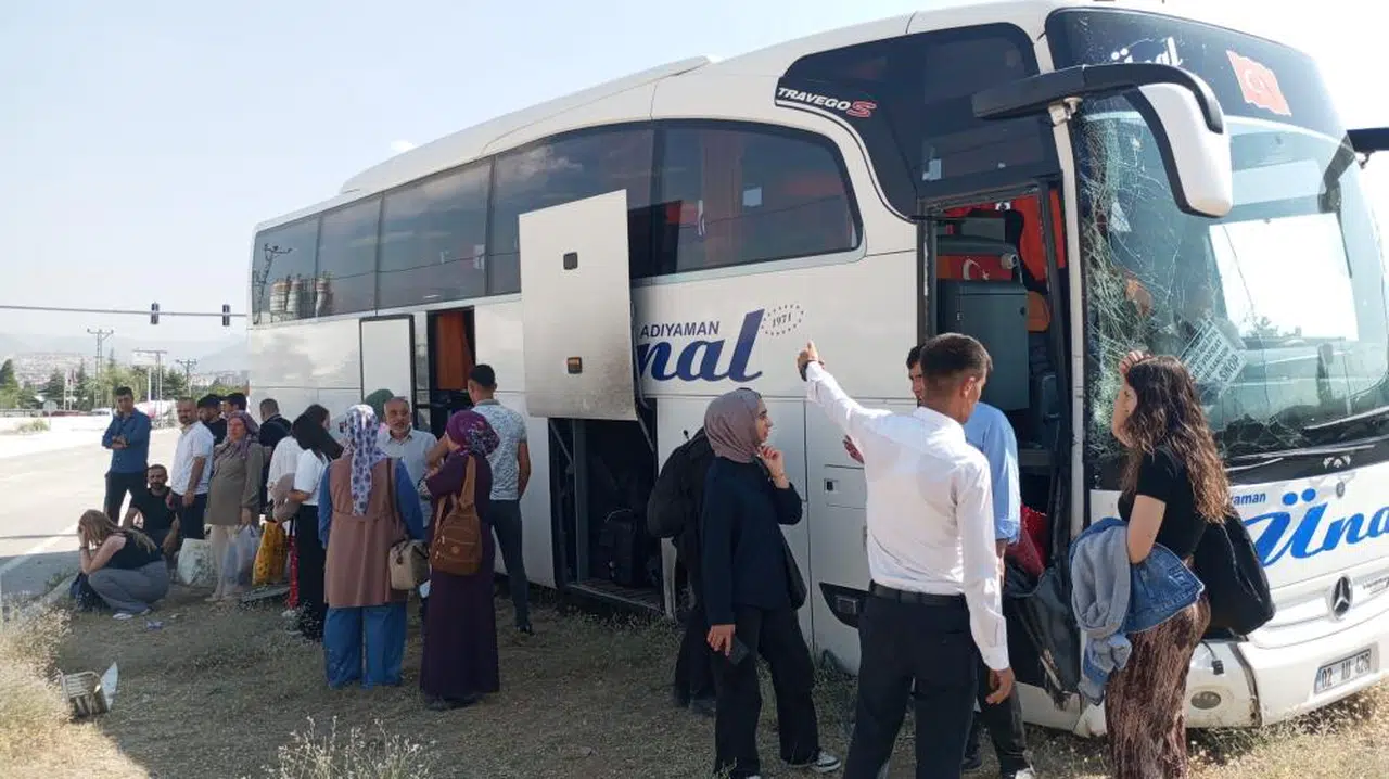 Sivas - Malatya Karayolunda Korkutan Kaza! Yolcu Otobüsü ile Kamyonet Çarpıştı!