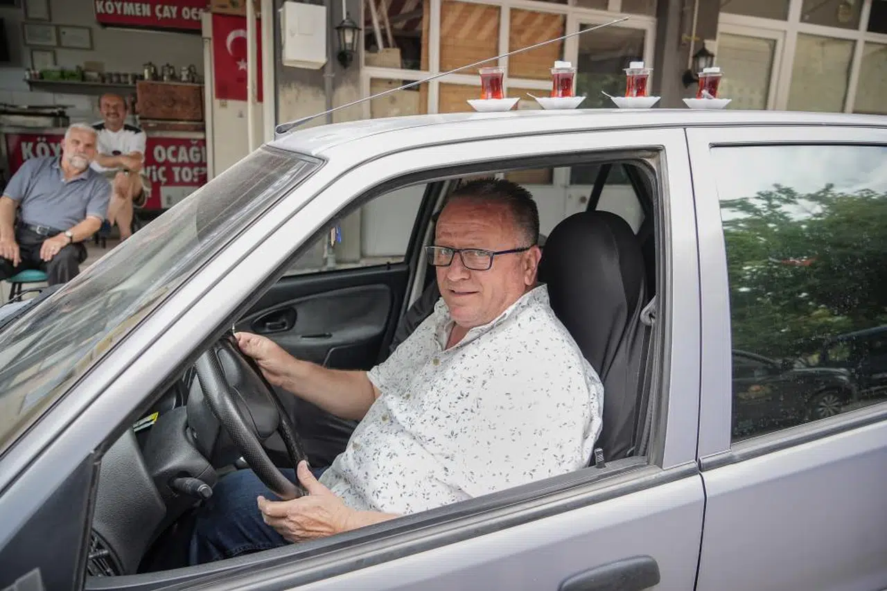 50 metre için arabayla çay taşıyor! Nedenini duyan şaşırıyor