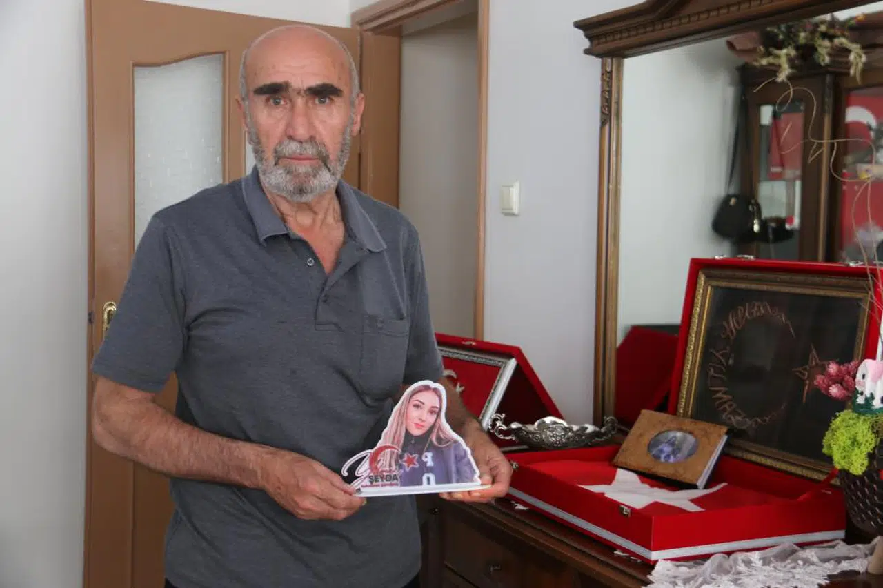 O köşede zaman durdu! Şehit kızının emanetleriyle