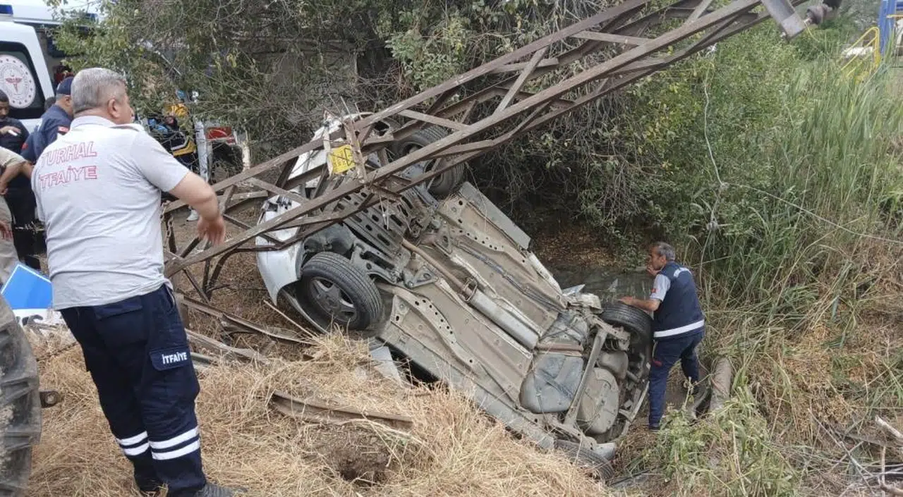 Otomobil direğe çarptı: Kimse bu sonu beklemiyordu