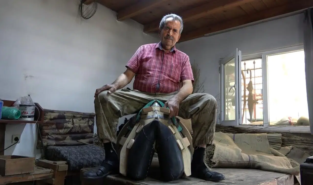 Öğretmen olmadı, semer ustası oldu