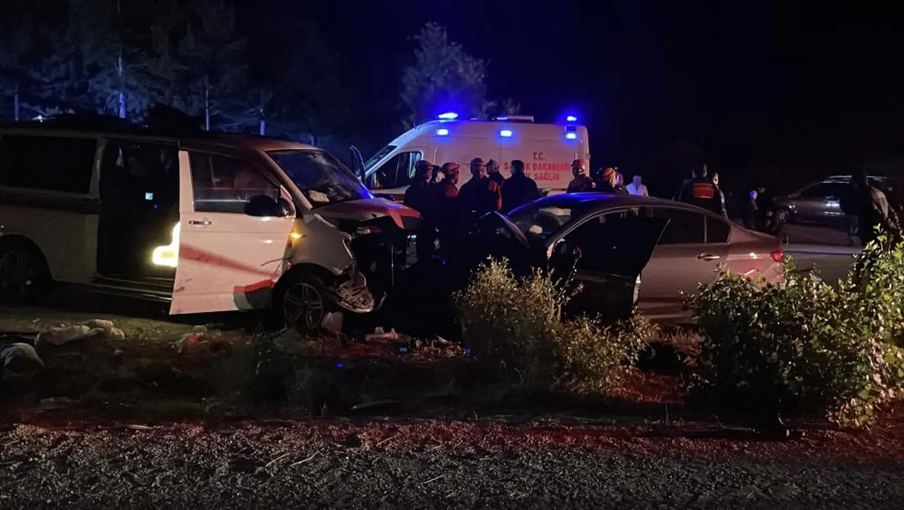 Minibüs otomobile çarptı ortalık savaş alanına döndü