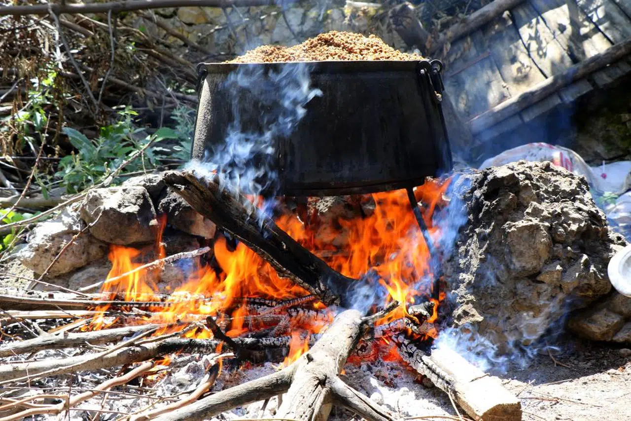 Pekmez kazanları dut için kuruldu