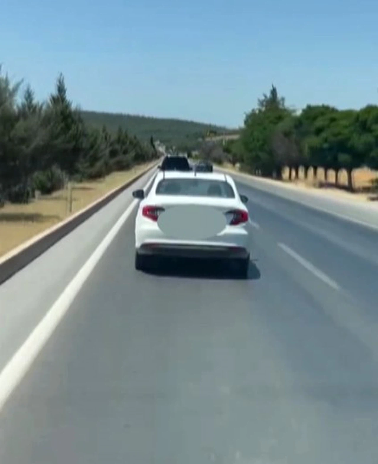 Ambulansa yol vermedi kameraya yakalandı