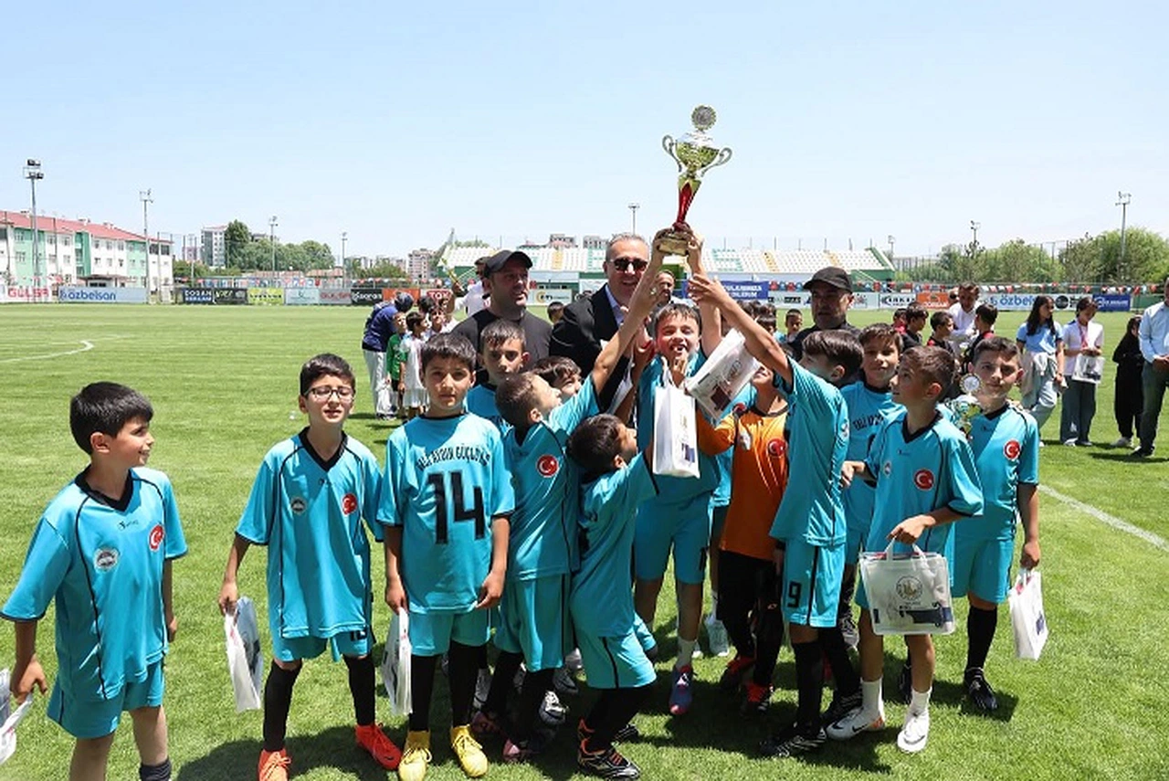 48 takımın galibi Vali Aydın Güçlü okulu