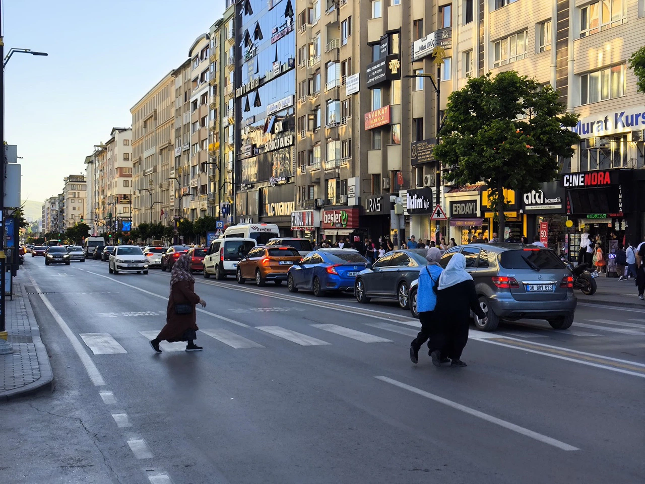 Sivaslıların İstasyon'da Bir Tur Atma Geleneği Başladı!