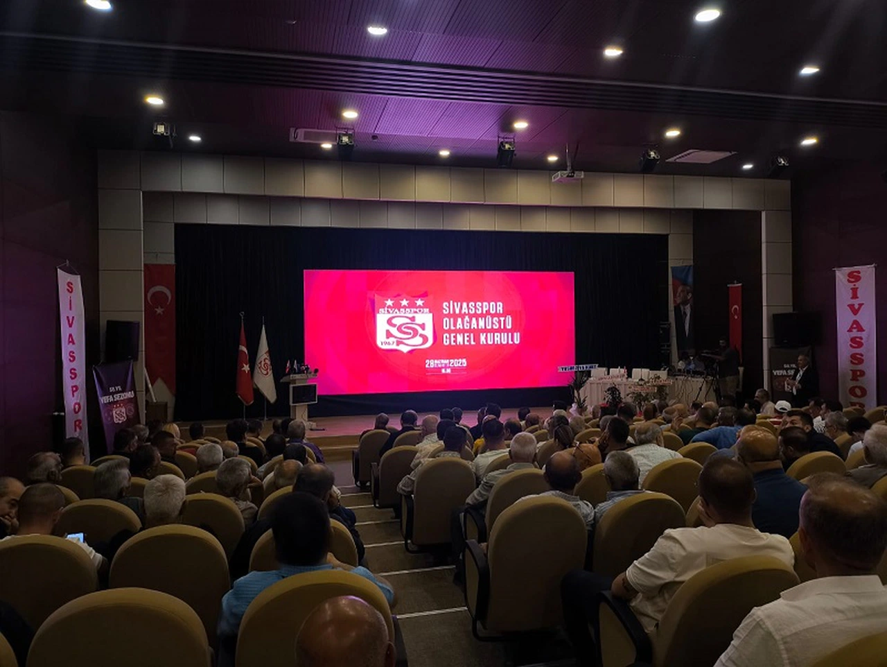 Sivasspor camiasında nefesler tutuldu, toplantı başlıyor