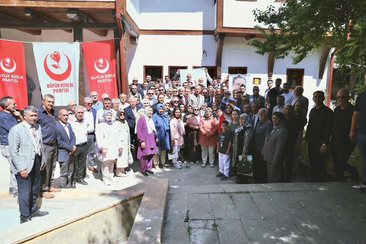 Başkan Uzun Abdiağa Konağı’nda partililerle buluştu