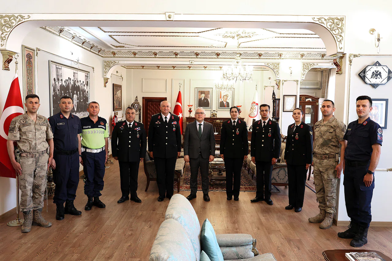 Kutlamalar sürerken bir ziyaret dikkat çekti