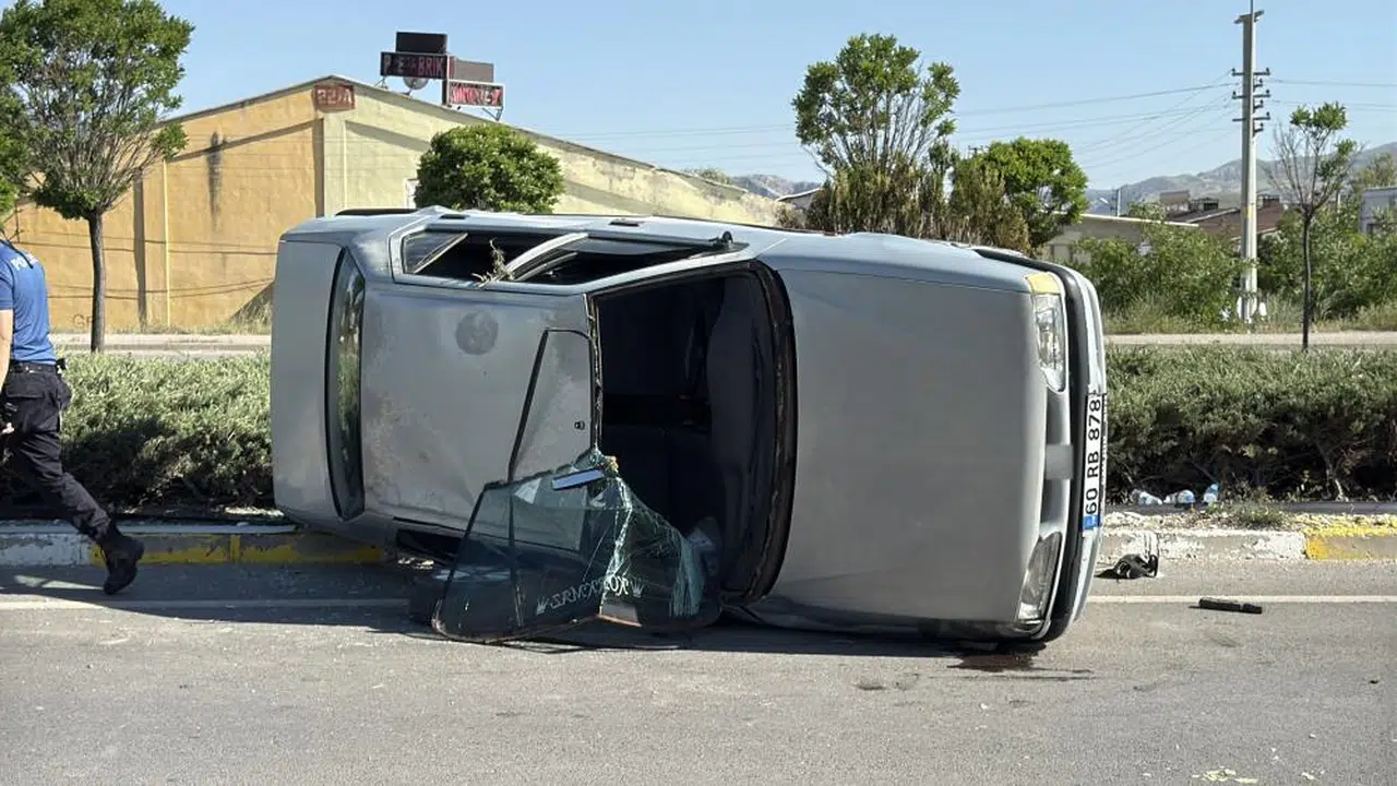 Sivas'ta Feci Kaza Otomobil Takla Attı, 2 Yaralı!