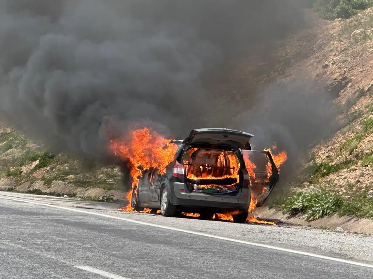 Sivas'ta Seyir Halindeki Araç Alev Aldı 4 Kişi Son Anda Kurtuldu