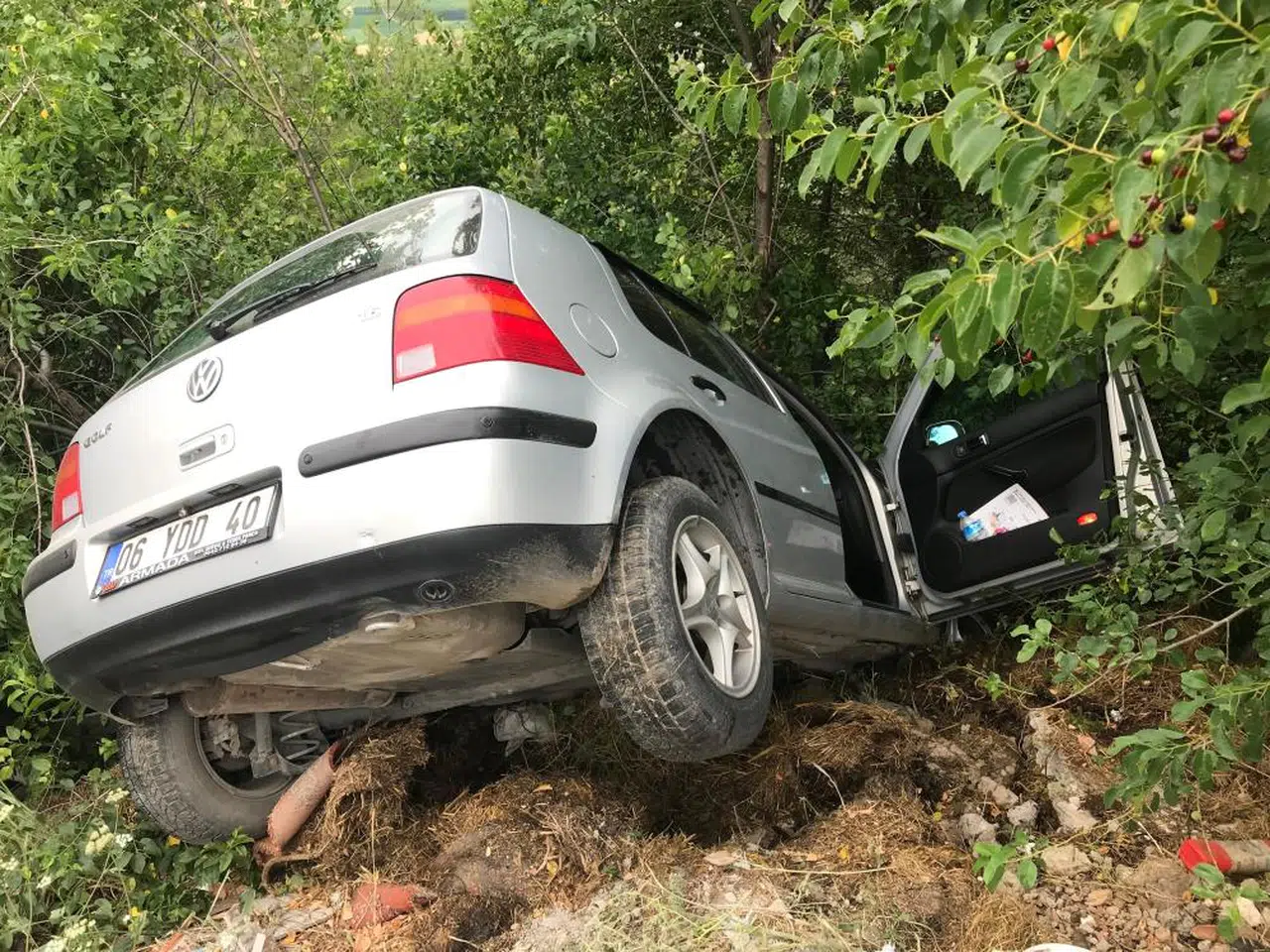 Sivas’ın Komşusunda Feci Kaza! Otomobil Şarampole Yuvarlandı 4 Yaralı