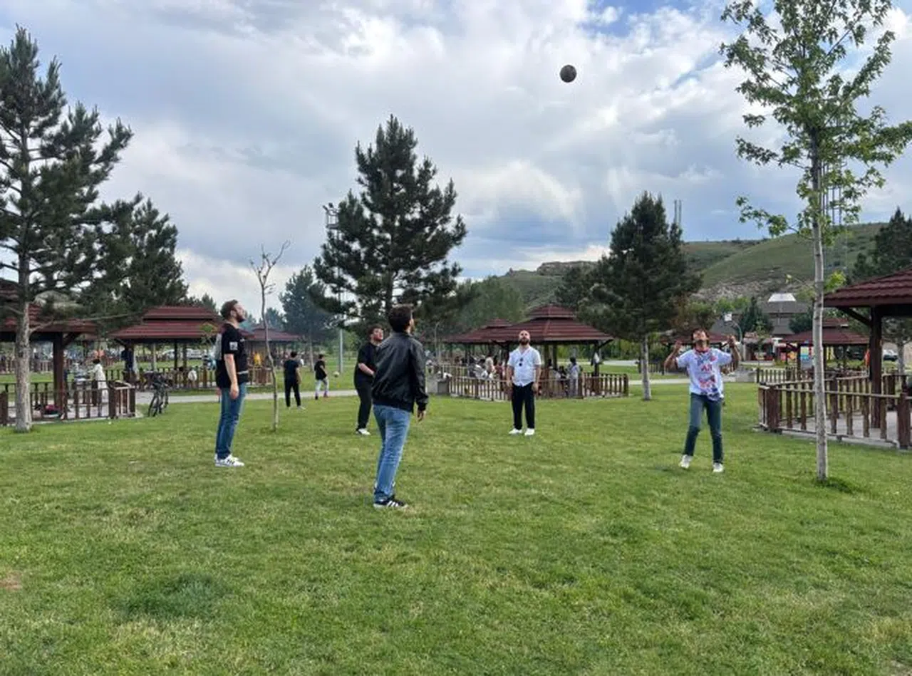 Sivas'ta O Alanlar İğne Atsan Yere Düşmüyor!