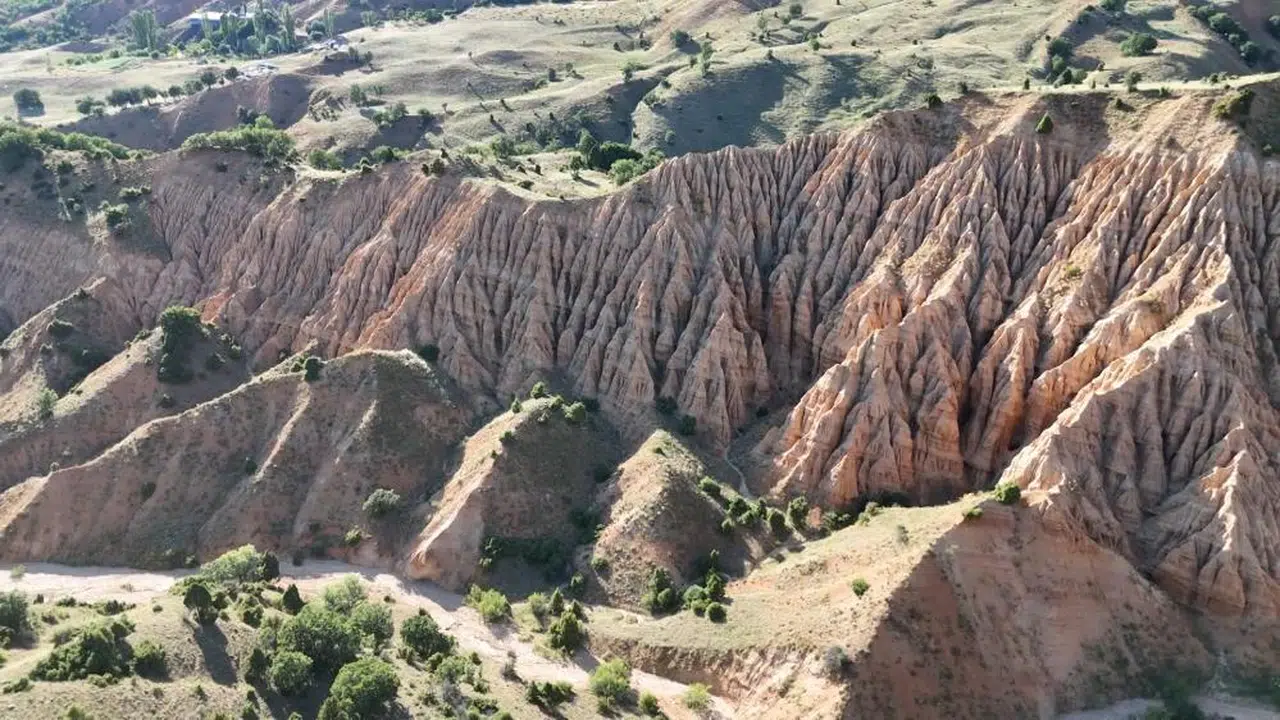 Gölgeyle Şekillenen Şehir Sivas'ta Sır Dolu Kayalıklar