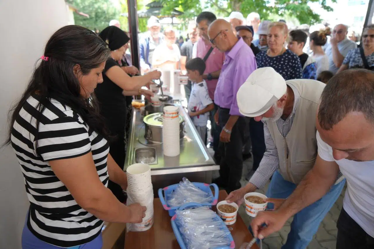 5 bin kişiye aşure ikramı: Cemevinde yoğun ilgi