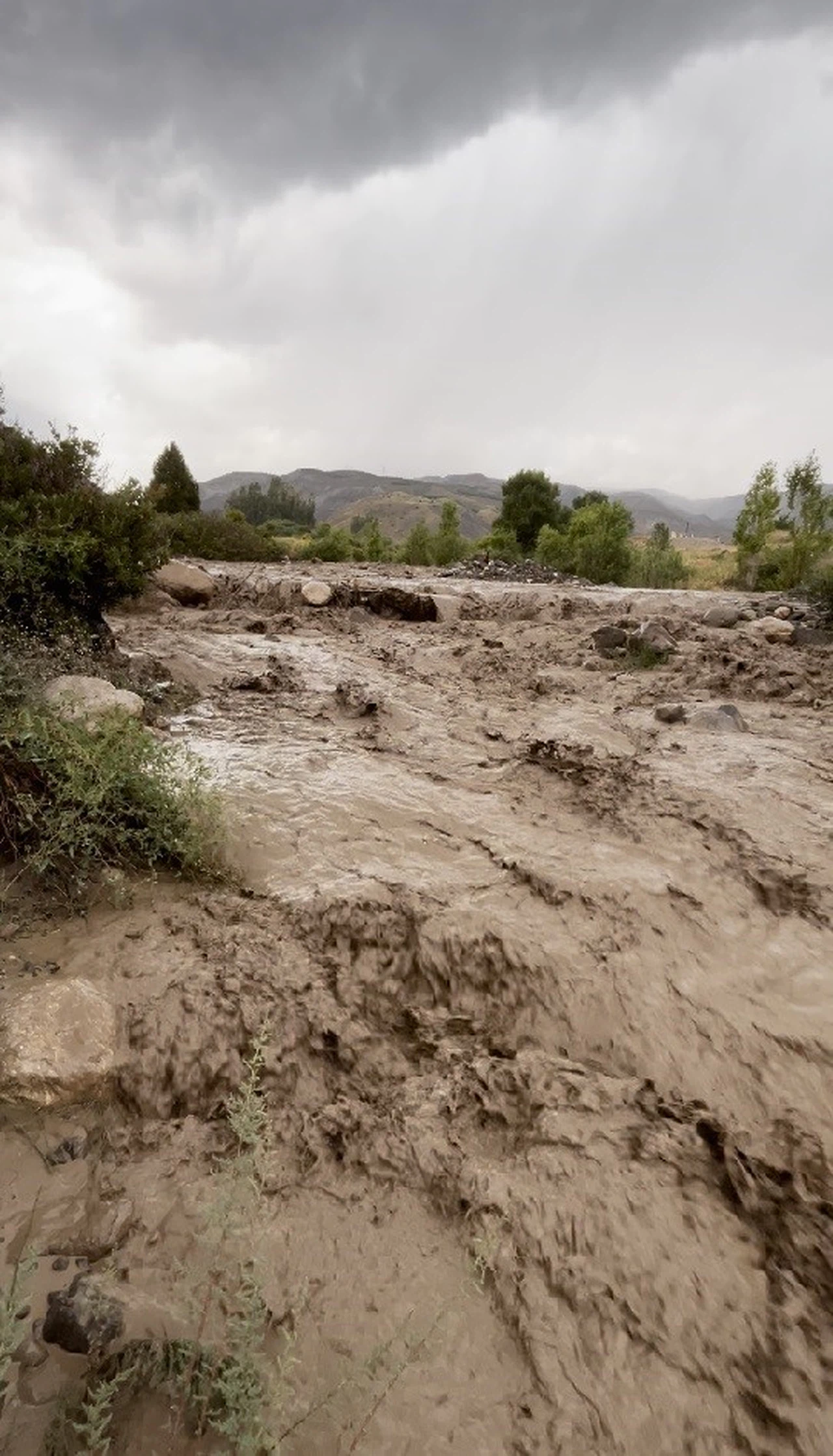 Sivas-Erzincan Yolunda Doğal Afet! Trafik Durma Noktasında
