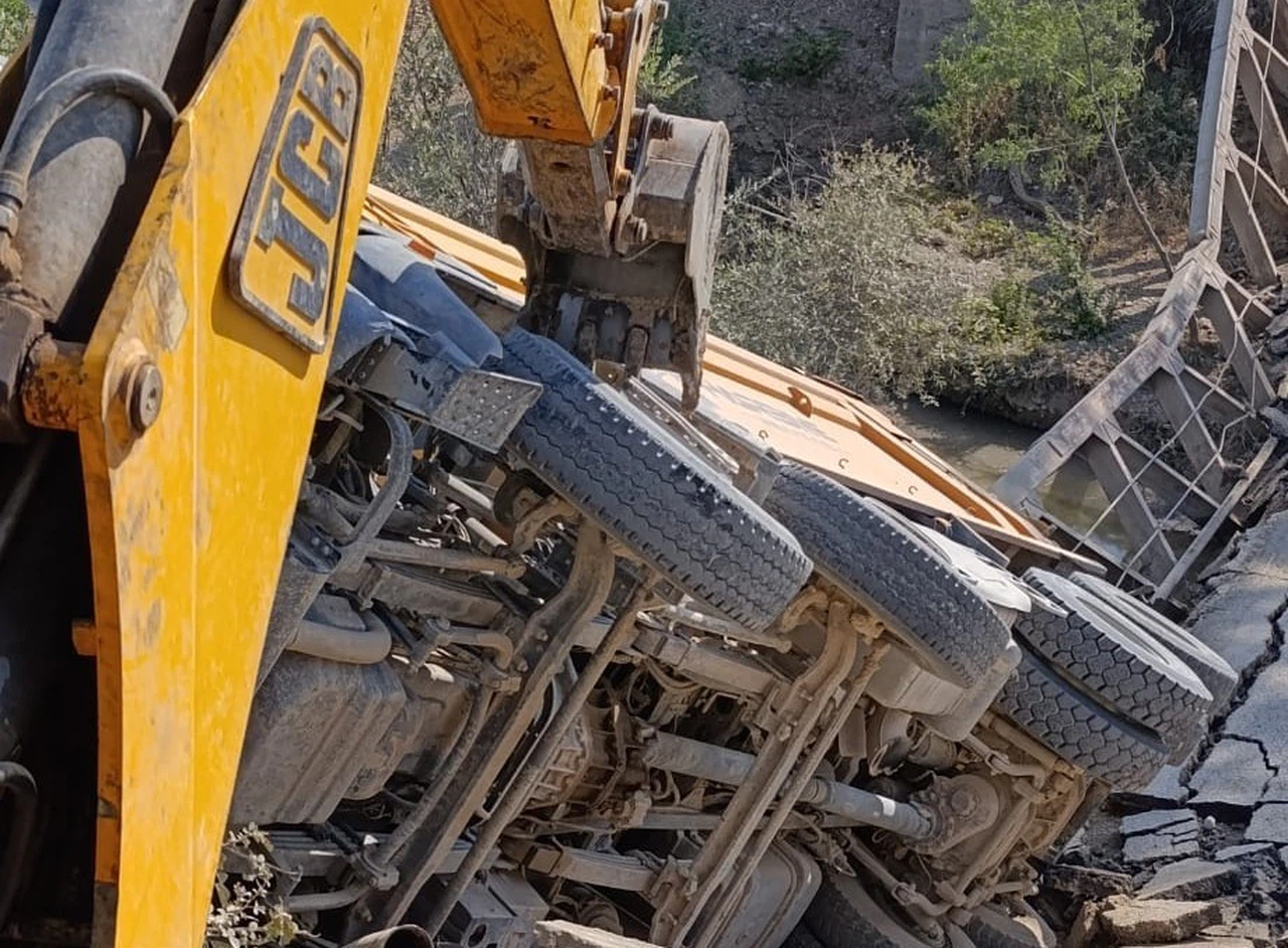 Demir köprü çöktü: 1 yaralı