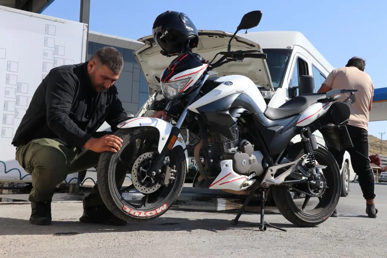 Sivaslı Vatandaş Otobüs Parası Çok Gelince Çareyi Böyle Buldu!