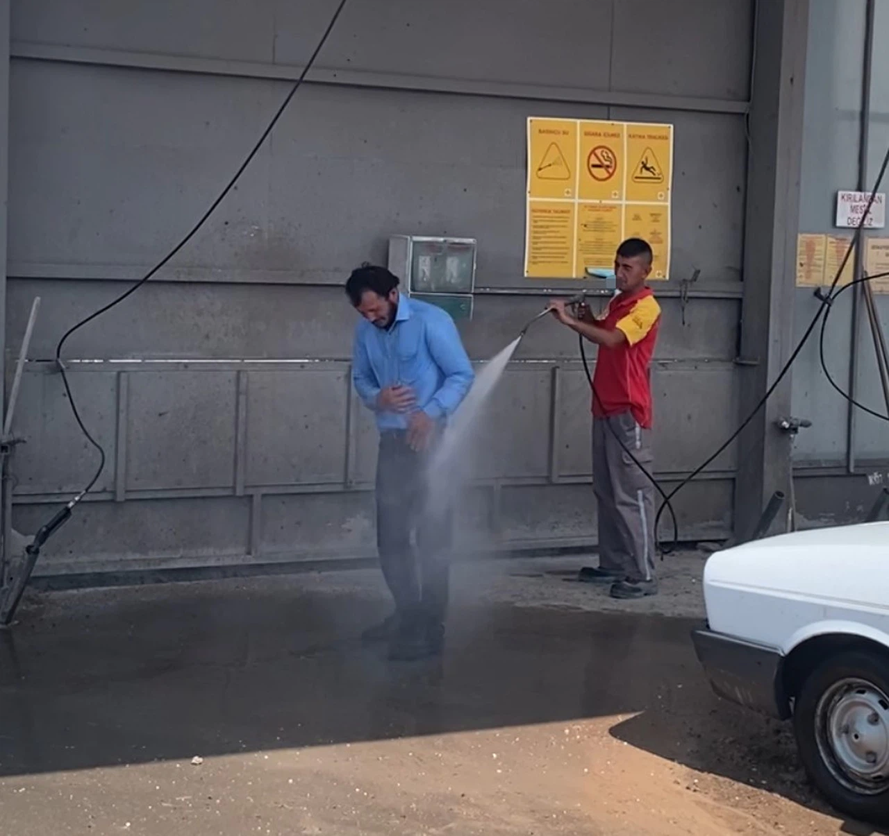 Arabalar değil, şimdi vatandaşlar yıkanıyor...