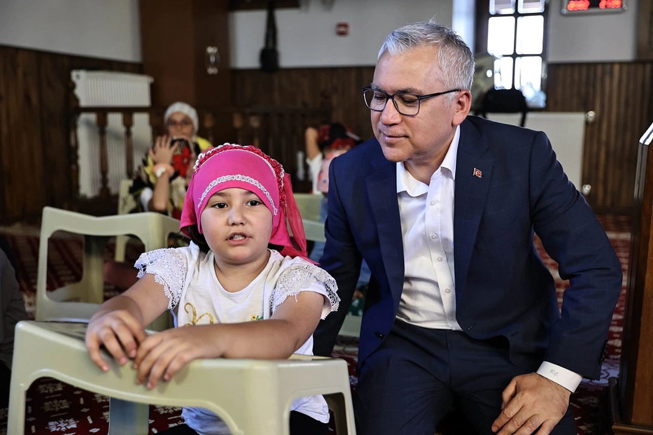 Sivas Valisi'nden Kur'an öğrenen çocuklara ziyaret