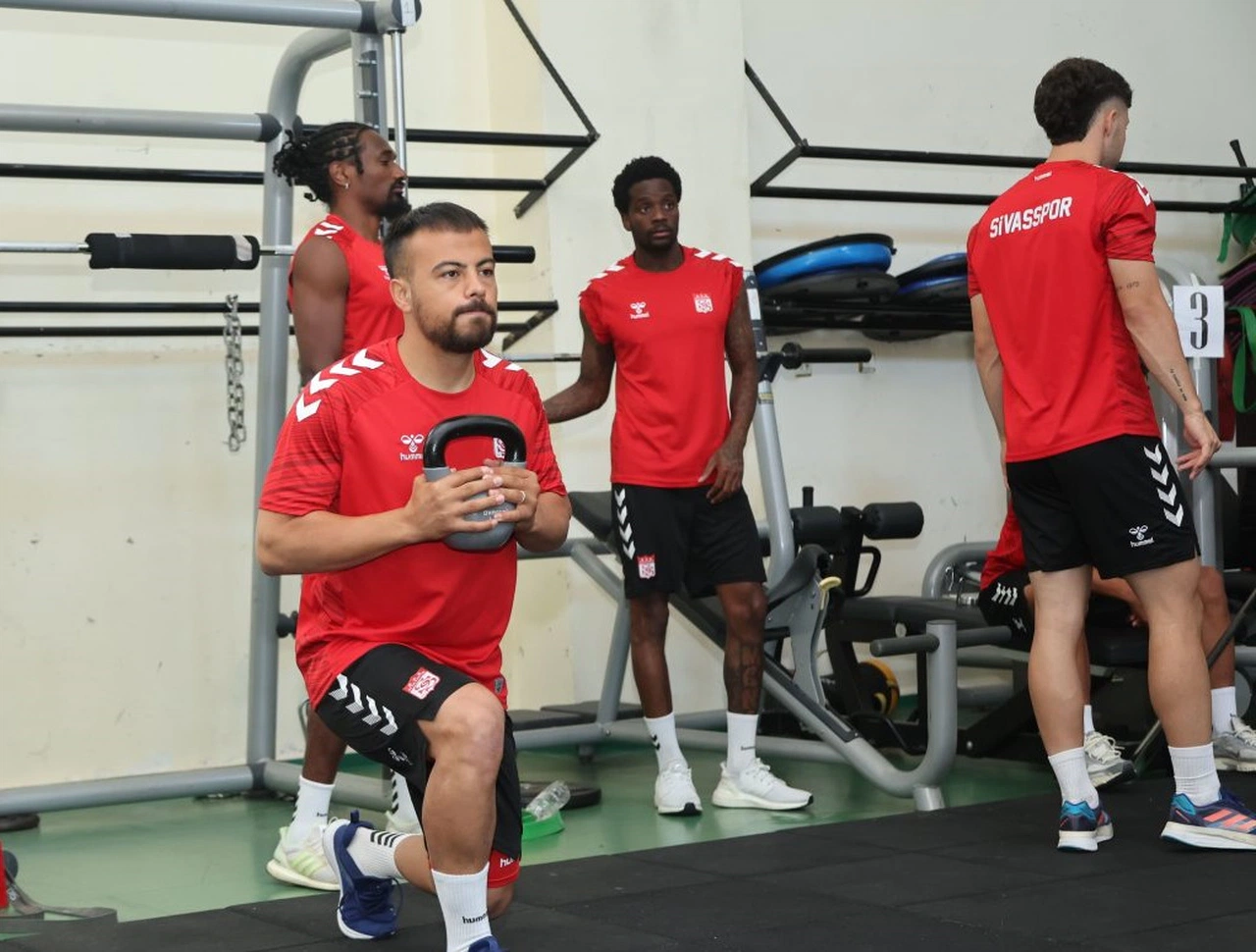 Sahada ve salonda yeni sezona güçlü adımlar