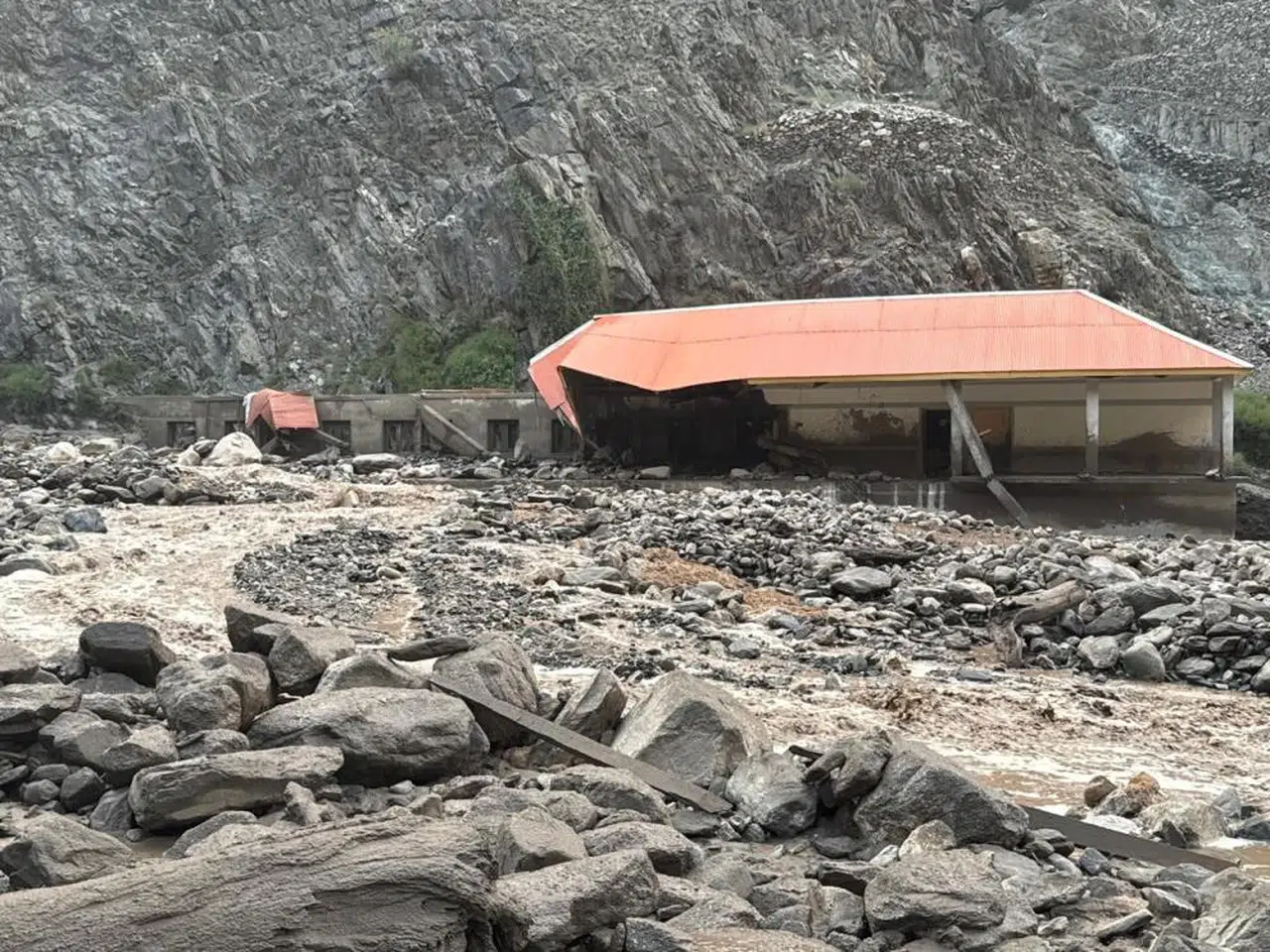 Sel Felaketi Ölü Sayısı 242'ye Yükseldi 600 Yaralı