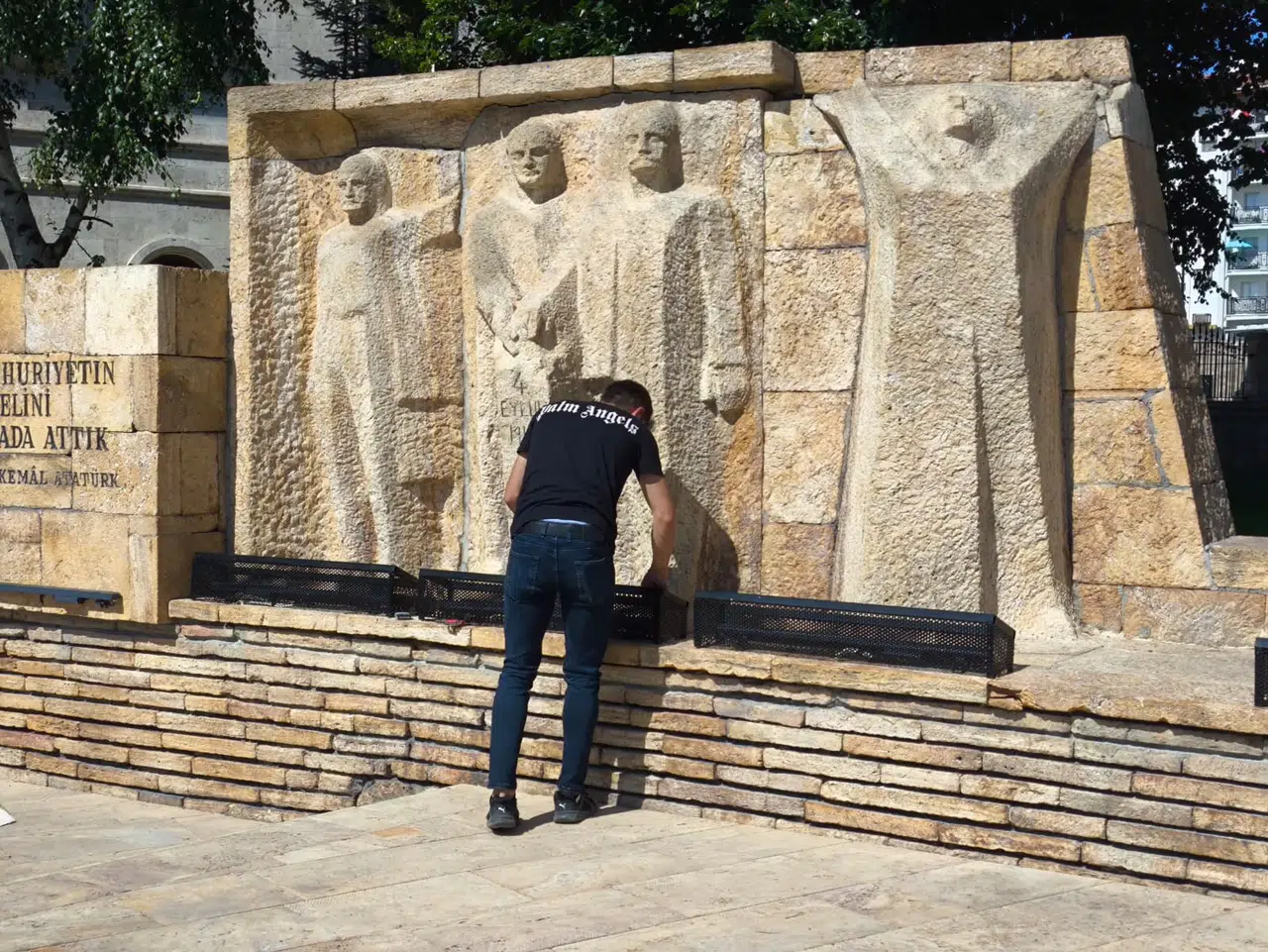 Sivas'ta Atatürk Anıtı ışıklandırması zarar gördü