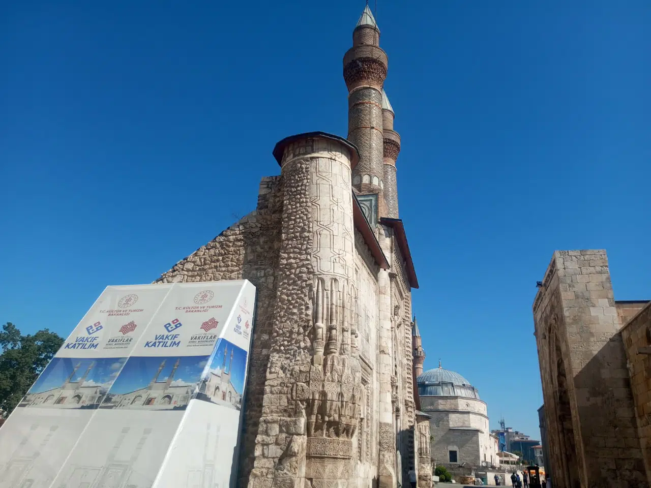 Sivas'ın Kalbindeki O Tarihi Yapıda Neler Oluyor?