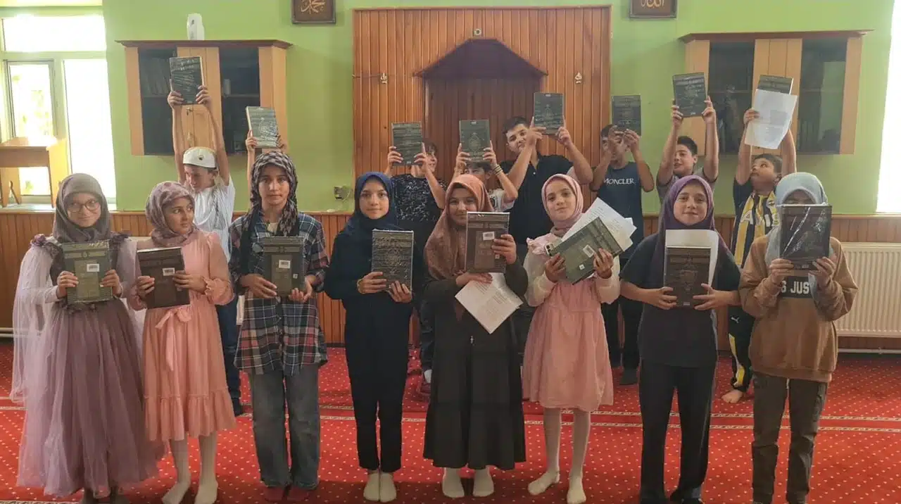 Yıldızeli’nde anlamlı adım: Çocuklara Kur’an hediye edildi