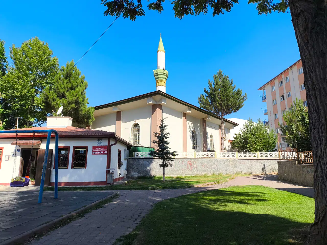 Sivaslı Vatandaşlar İsyan Etti! Cami Duvarlarını Bile Karalıyorlar!