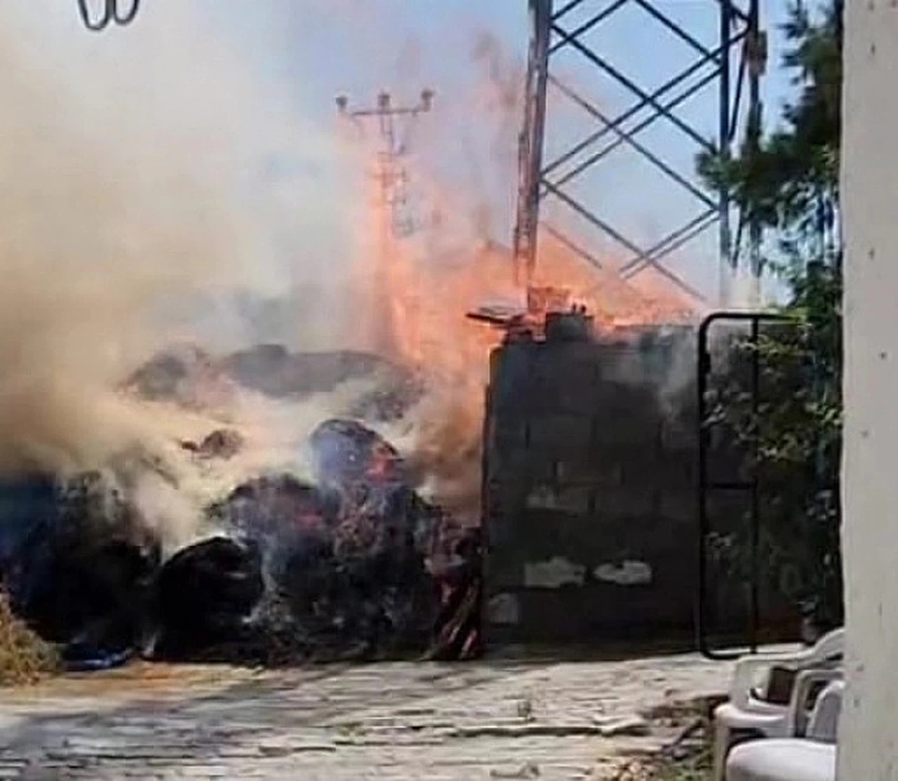 Elektrik kablosu koptu, odunluğu yaktı!