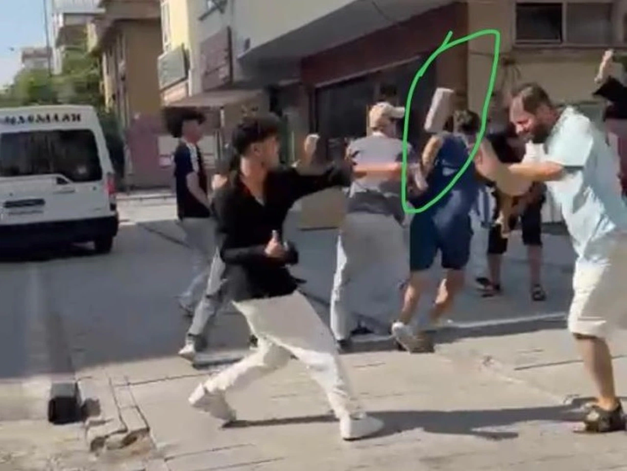 Kaldırım taşıyla hasmını bayılttı!