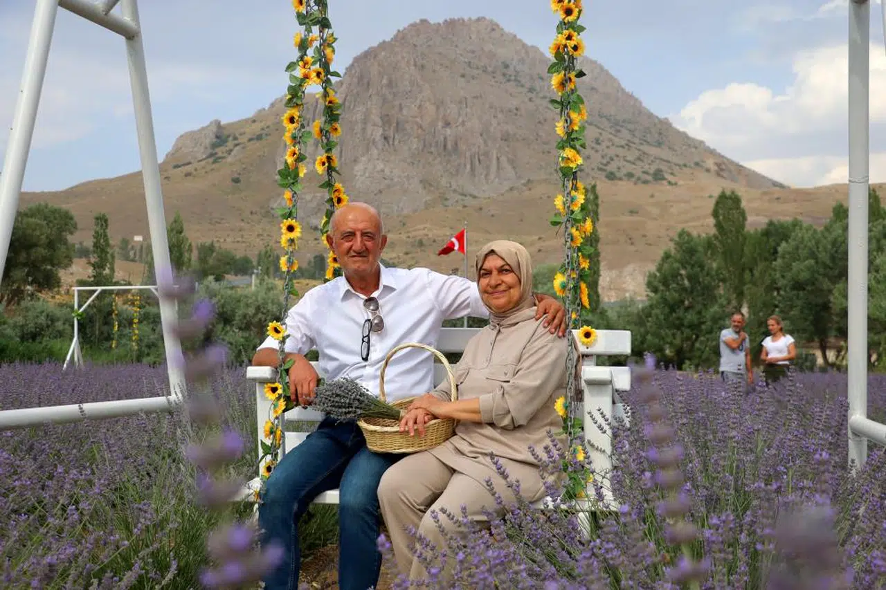 Sivas'ta astım hastası eşine nefes olan lavanta bahçesi